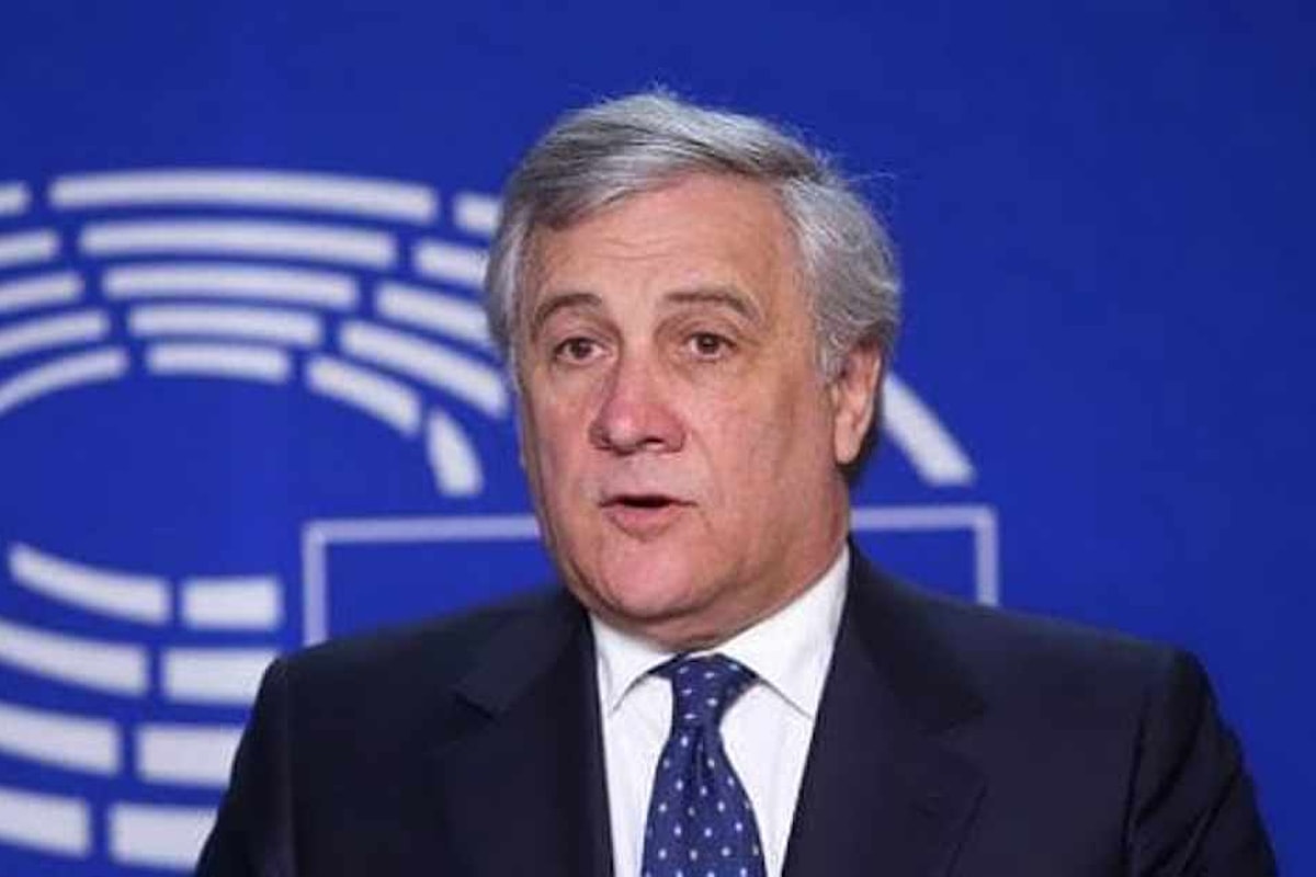 Tajani elogia il duce, arrivano le critiche e poi ritratta