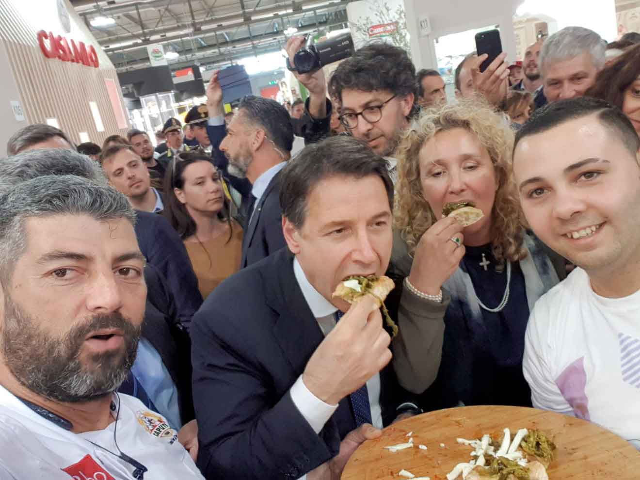 Che successo per il pizzaiolo Fabio Cristiano: il premier Conte si gusta la pizza targata da Gennaro