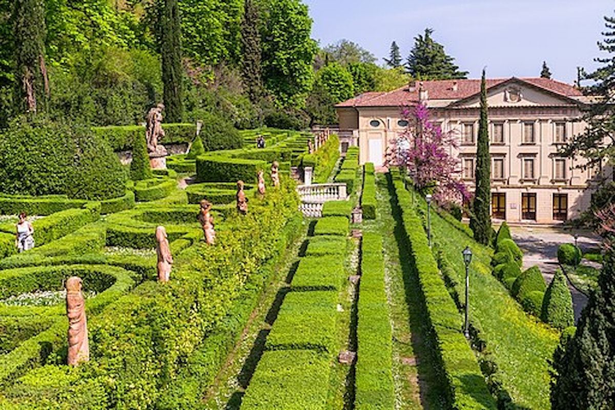 Giardini rigogliosi dove sculture, fontane, vasi in marmo, busti e grotte artificiali trovano il loro regno