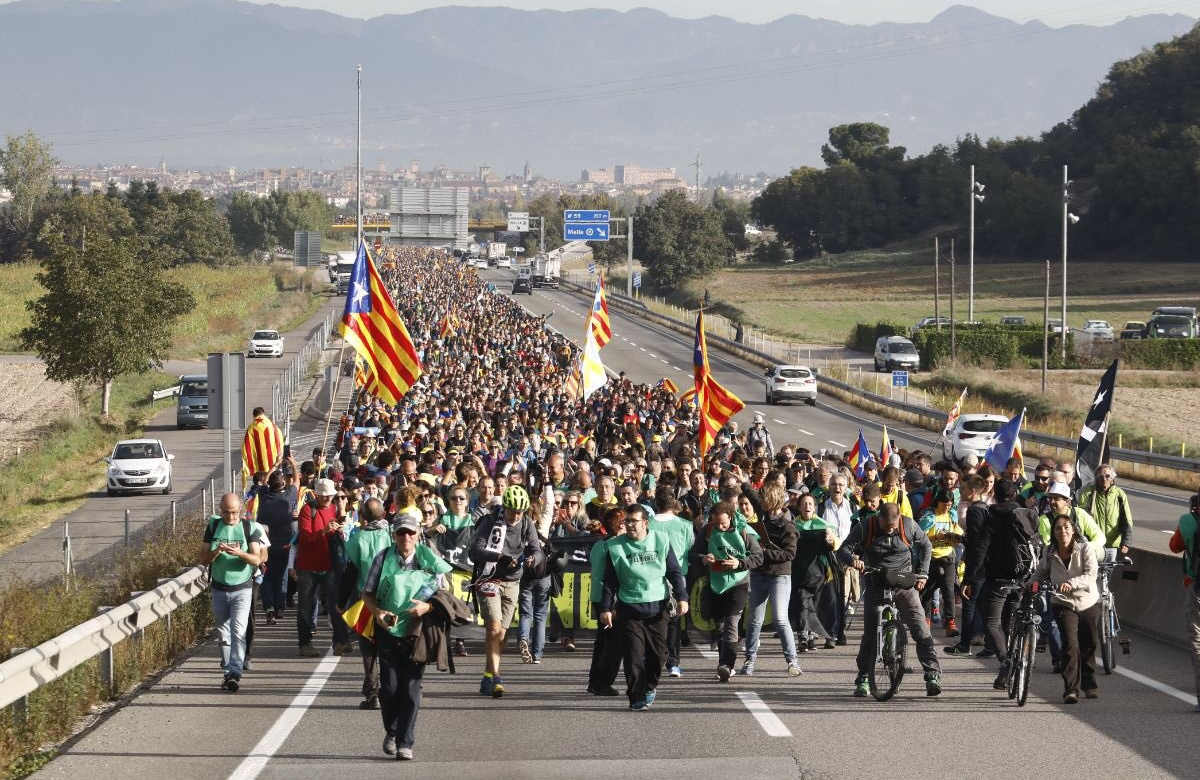Continuano le manifestazioni (e le violenze) in Catalogna dopo la sentenza di condanna degli indipendentisti