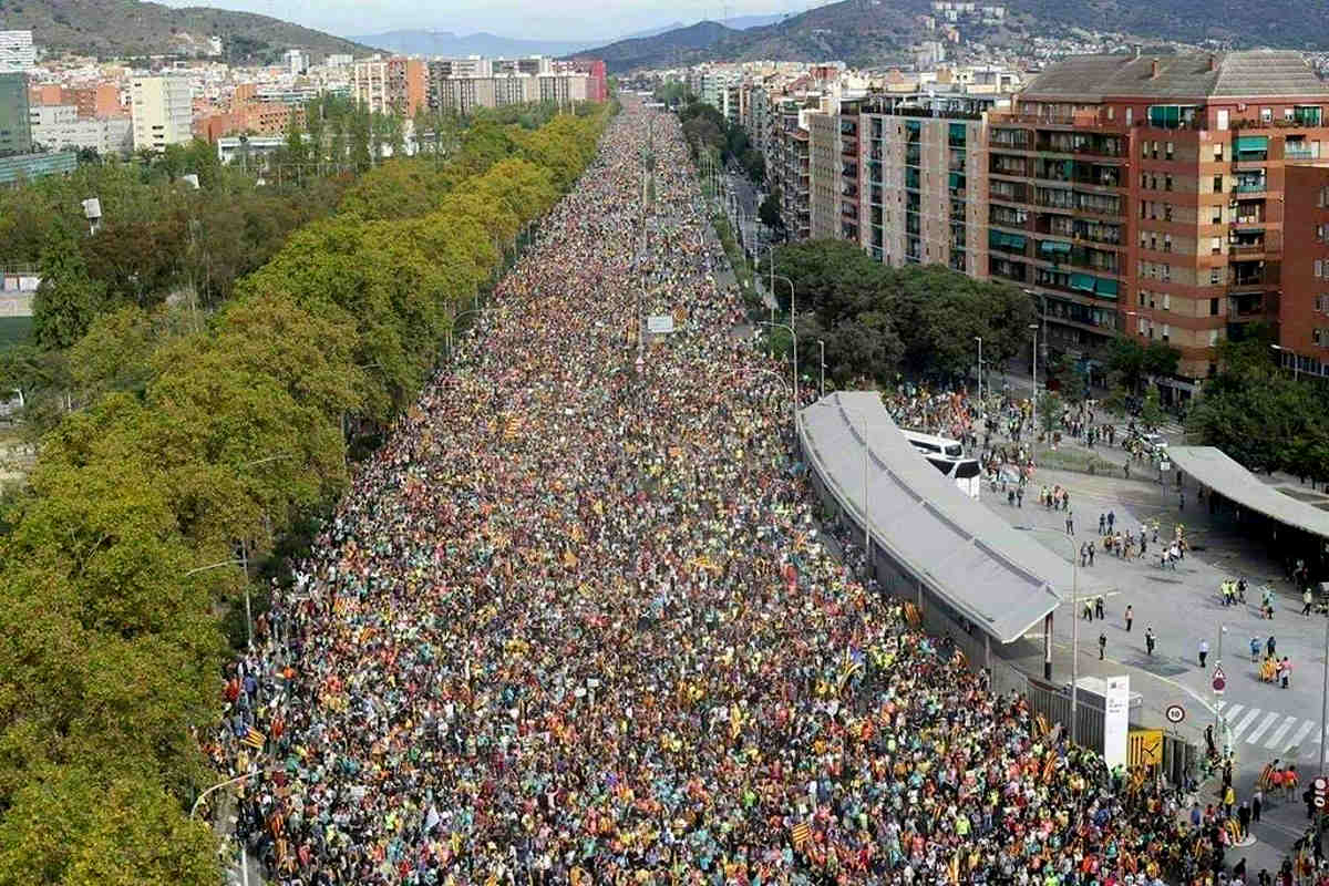 A Barcellona hanno sfilato più di 500mila persone per protestare contro le condanne dei leader indipendentisti catalani