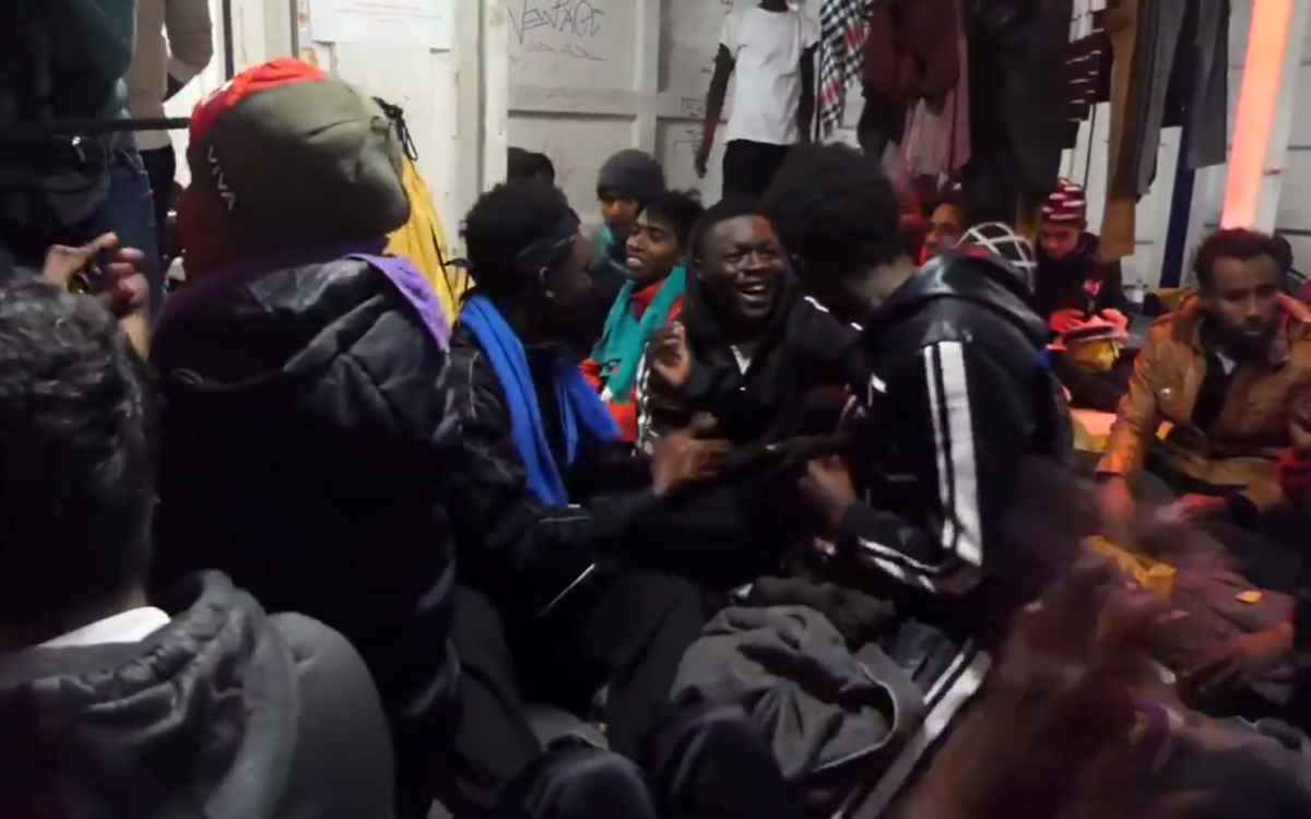 A Taranto i 159 migranti salvati dalla Ocean Viking