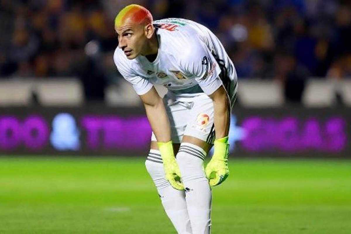 Nahuel Guzmán un calcio all'omofobia con la testa rainbow