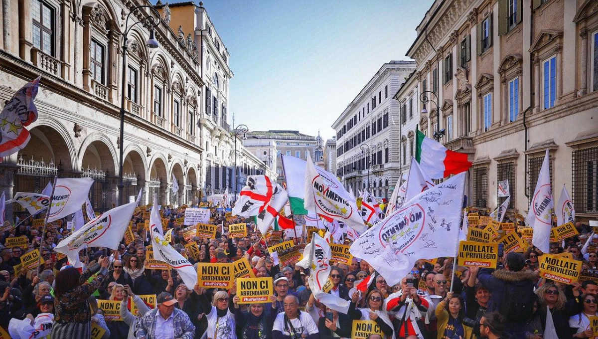 I 5 Stelle in piazzetta contro il ritorno dei vitalizi e non solo