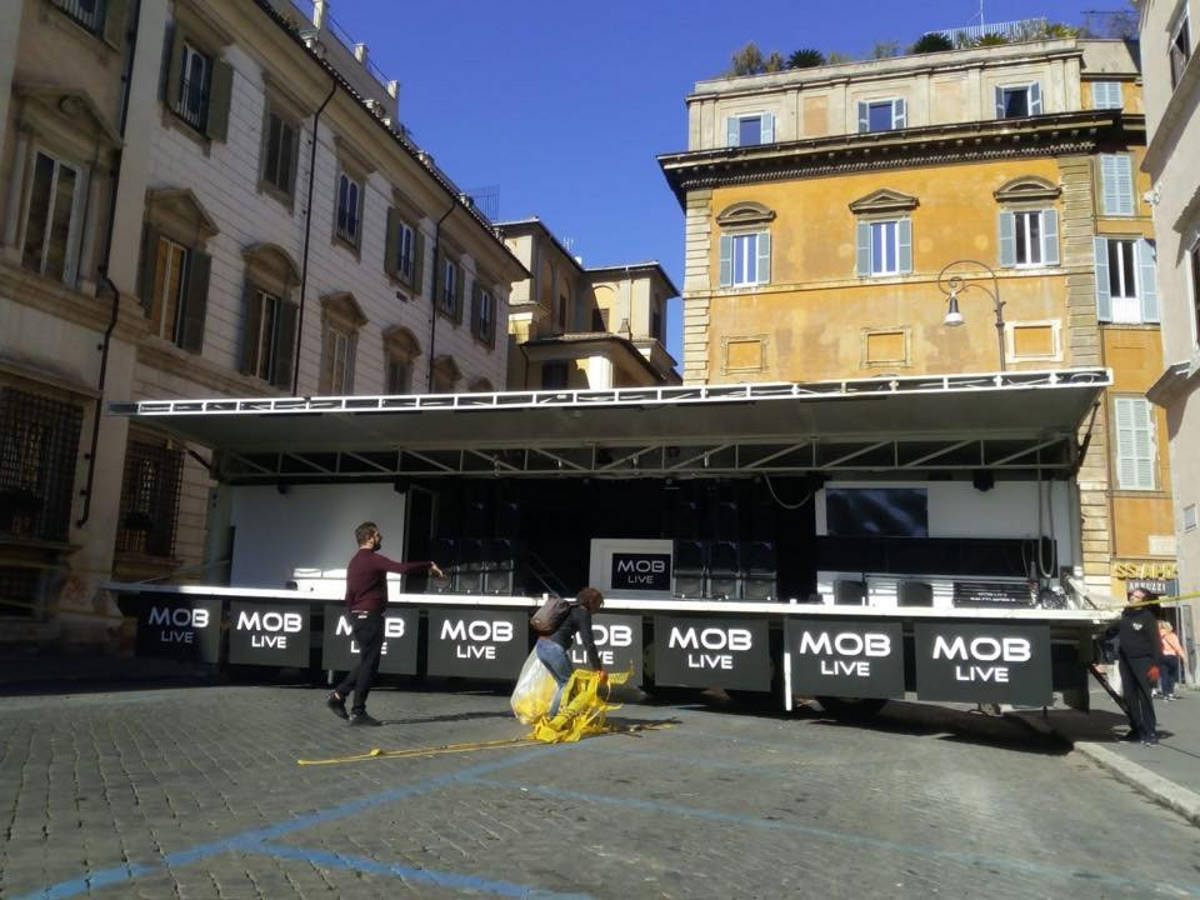 A riempire piazza Santi Apostoli stavolta tocca alle sardine arrivate a Roma nel loro viaggio dal nord al sud
