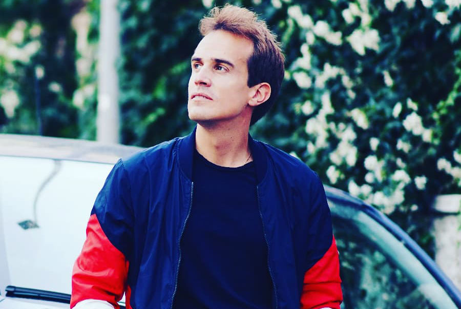 Faccio come se fossi a casa vostra - Marco Achtner trasforma Instagram in un teatro e il concerto in streaming è un successo.
