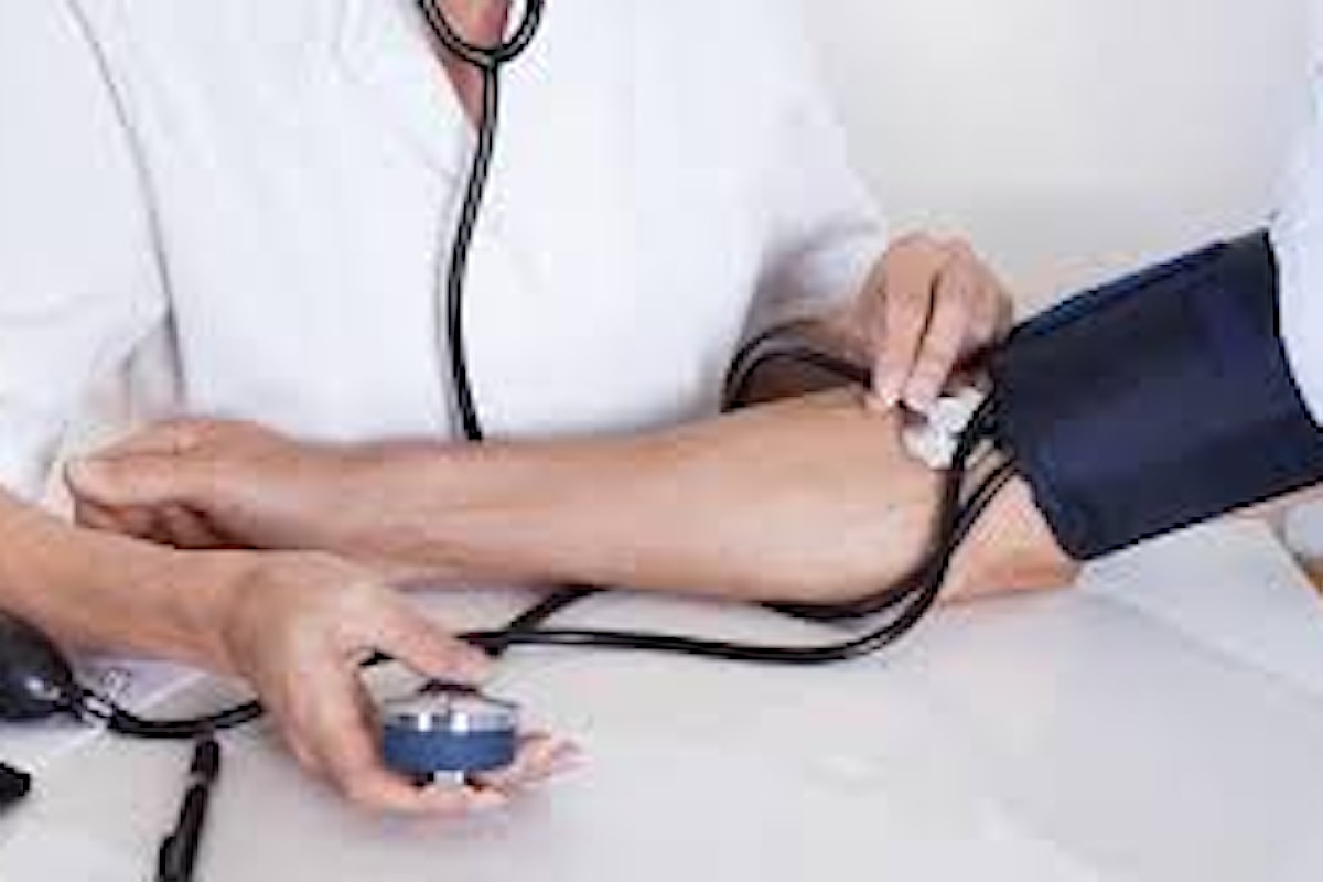 Il controllo del paziente con ipertensione: perché è importante misurare la pressione su entrambe le braccia.