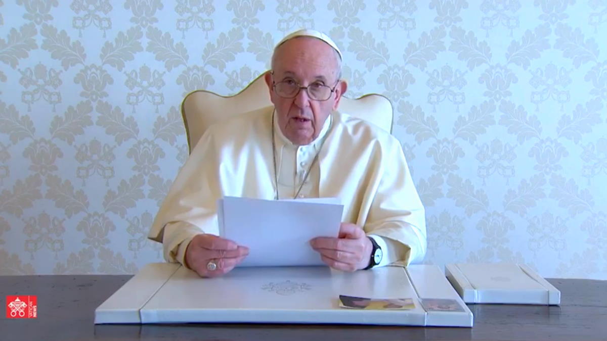 Crisi economica, il Papa taglia gli stipendi in Vaticano
