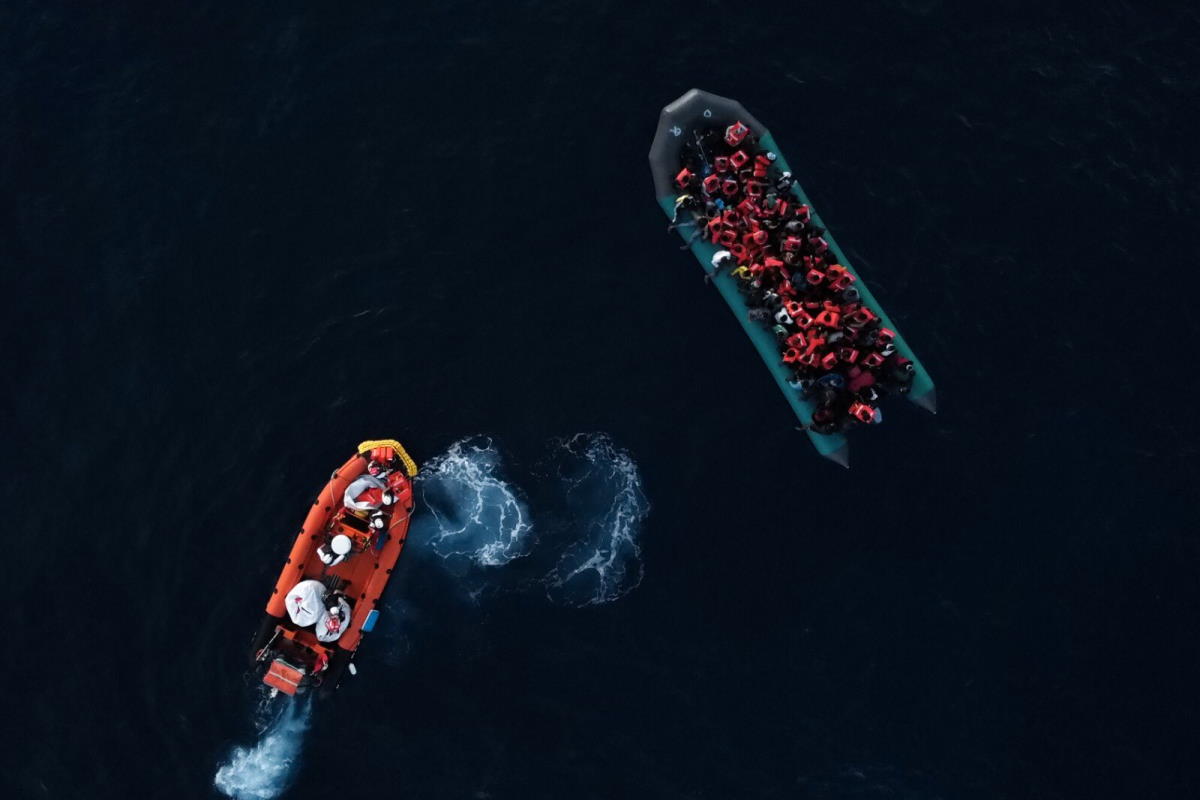 128 migranti in pericolo nel Mediterraneo centrale dove nelle prossime ore è previsto l'arrivo di un ciclone