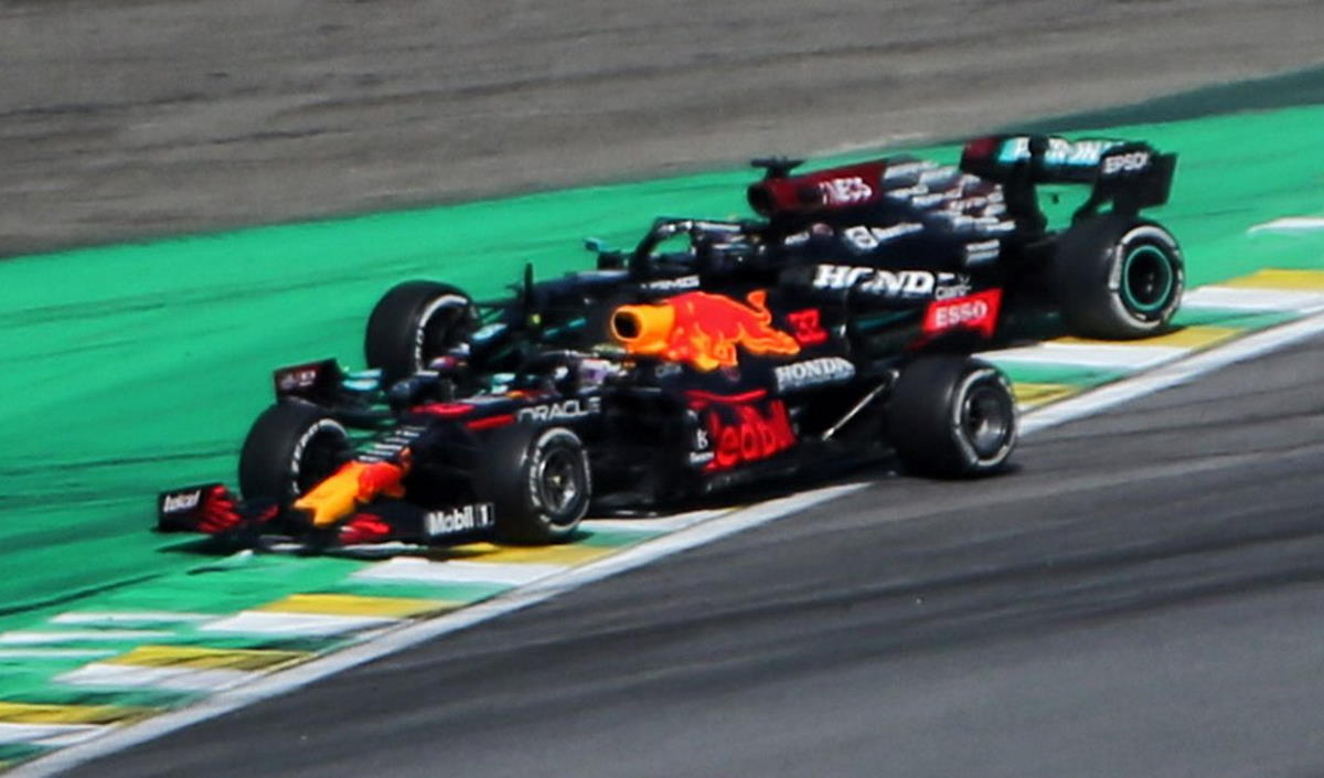 La Mercedes ha chiesto che Verstappen venga penalizzato per aver ostacolato Hamilton nel GP di San Paolo