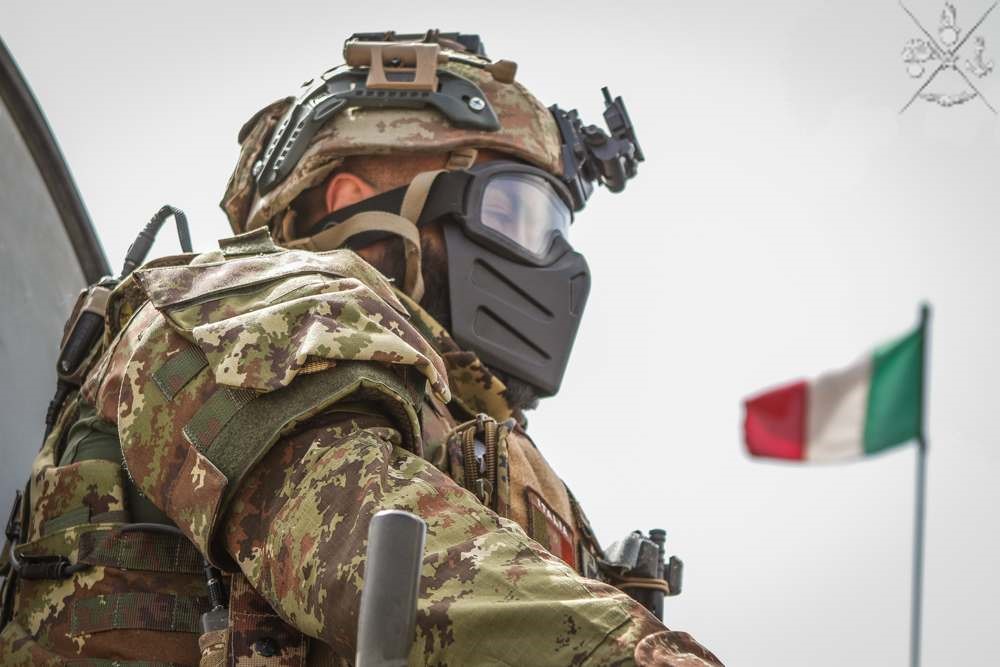 Macedonia, i parà della Folgore effettuano lancio di massa nella Swift Response