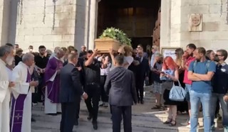 Bagno di folla ai funerali di Danny Manzo