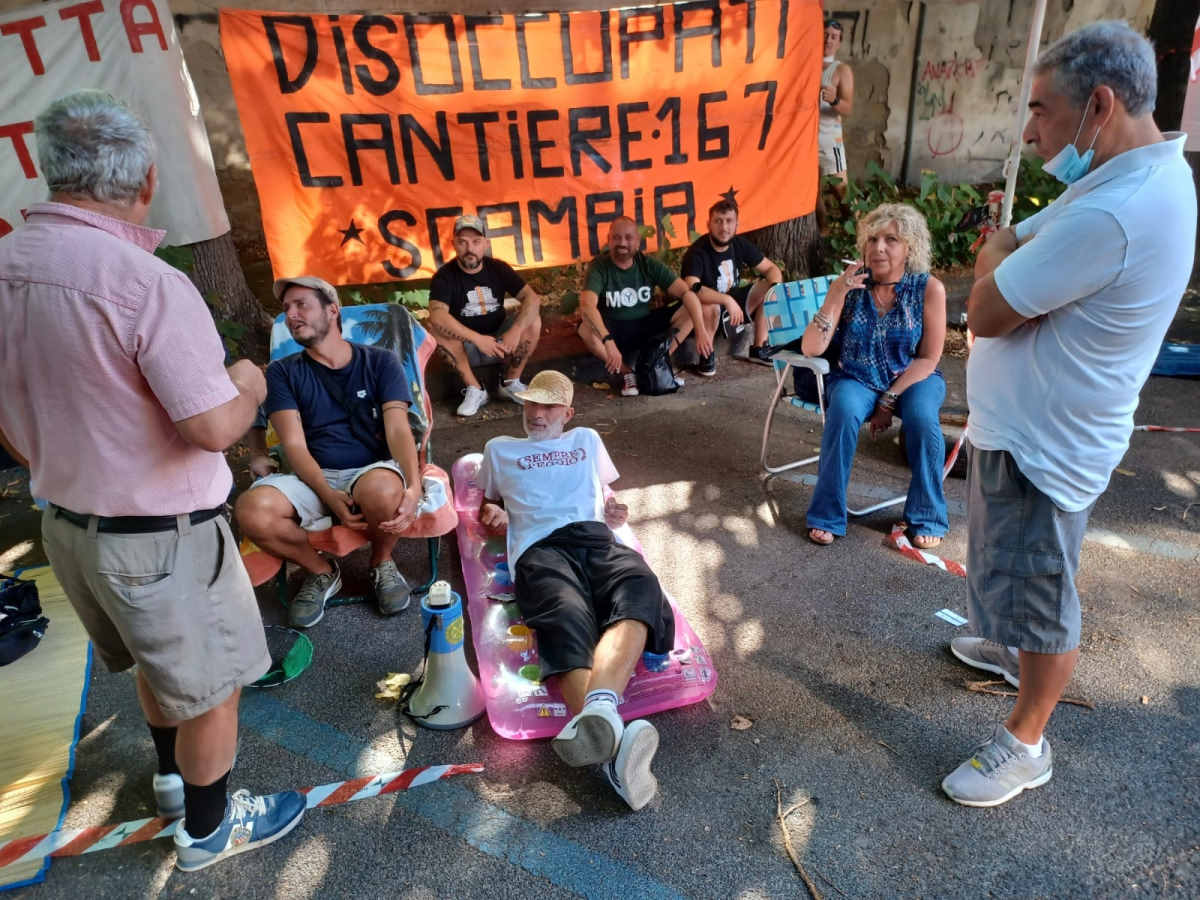 Napoli: la protesta di ferragosto di centinaia di disoccupati che hanno organizzato un lido balneare davanti alla sede Rai