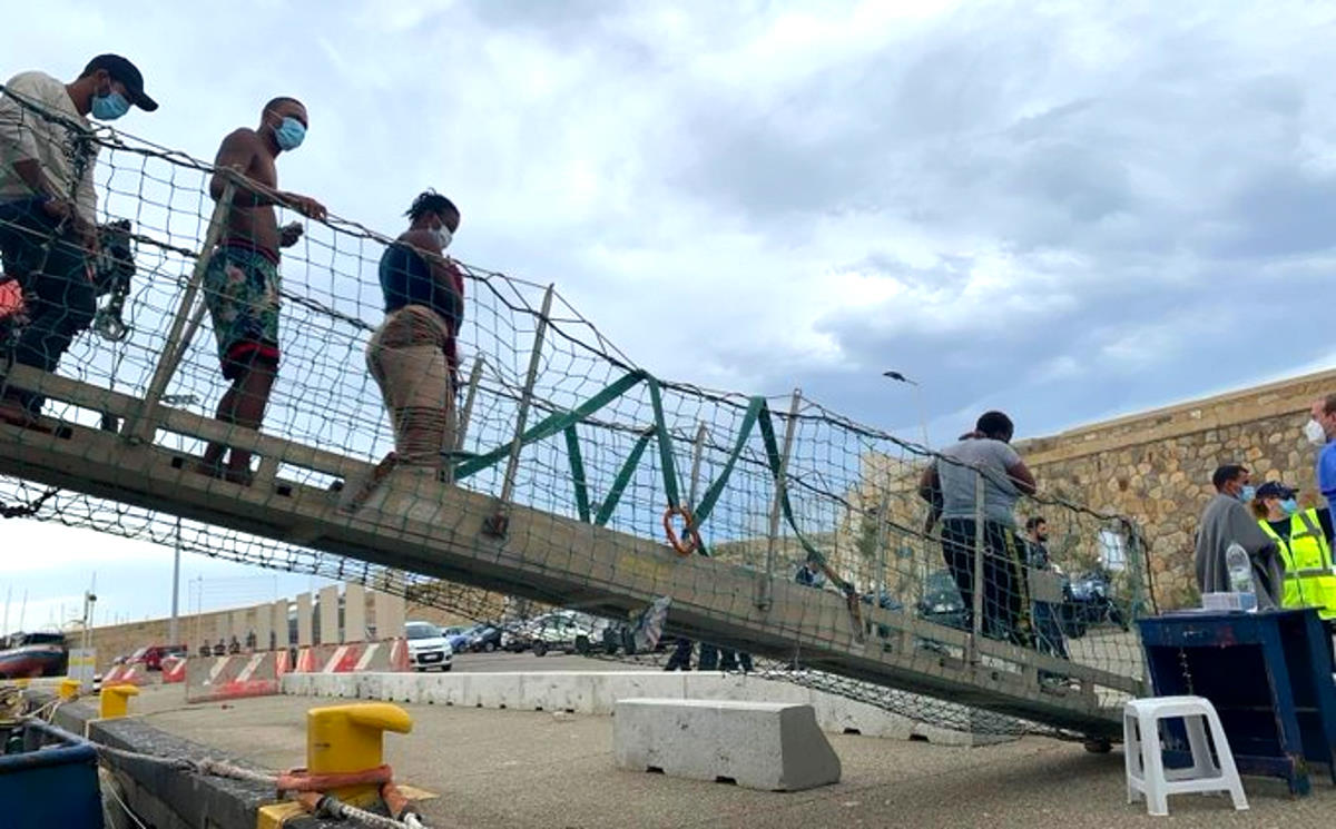 Al largo della Sicilia più di 400 persone sono ancora in attesa di un porto sicuro