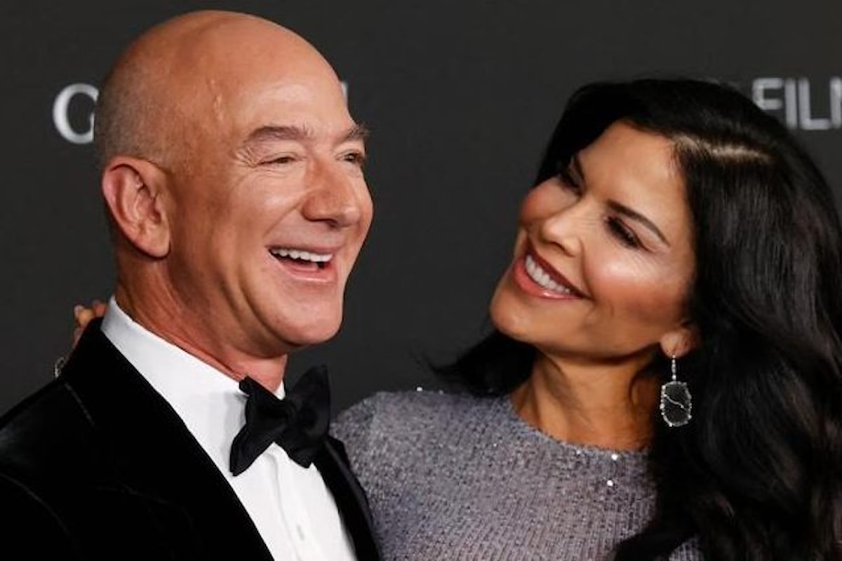 Jeff Bezos ha detto alla CNN che durante la sua vita darà la propria ricchezza in beneficienza