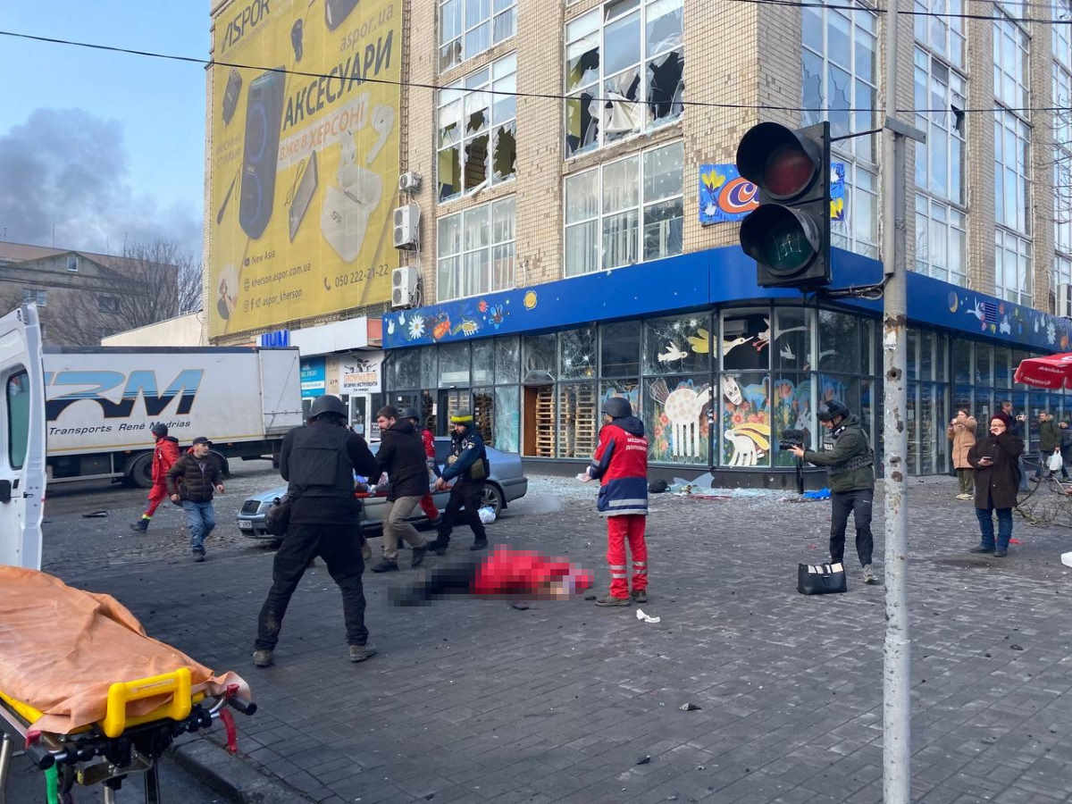 Vigilia di Natale in Ucraina: numerose vittime civili a causa di un razzo russo esploso nei pressi di un supermercato di Kherson