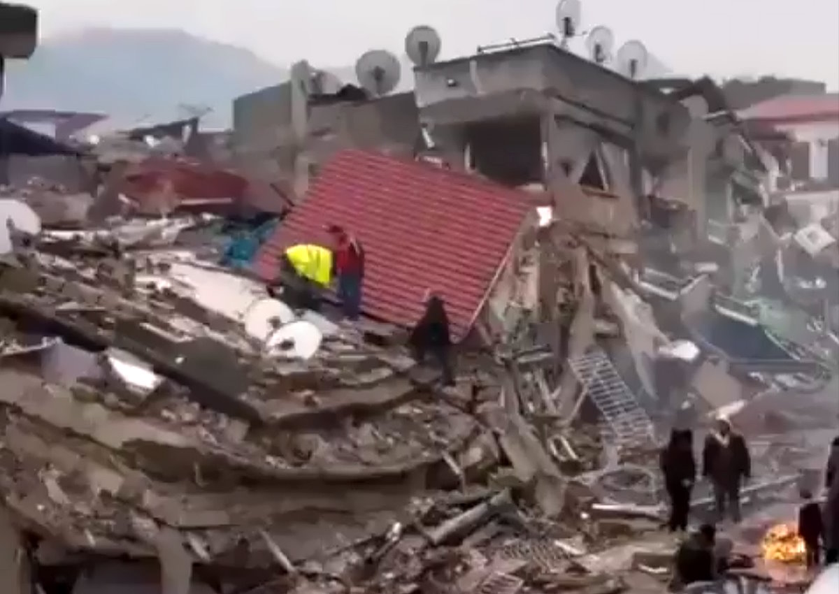 Oltre 25mila morti il bilancio delle vittime dei due terremoti che hanno colpito Turchia e Siria