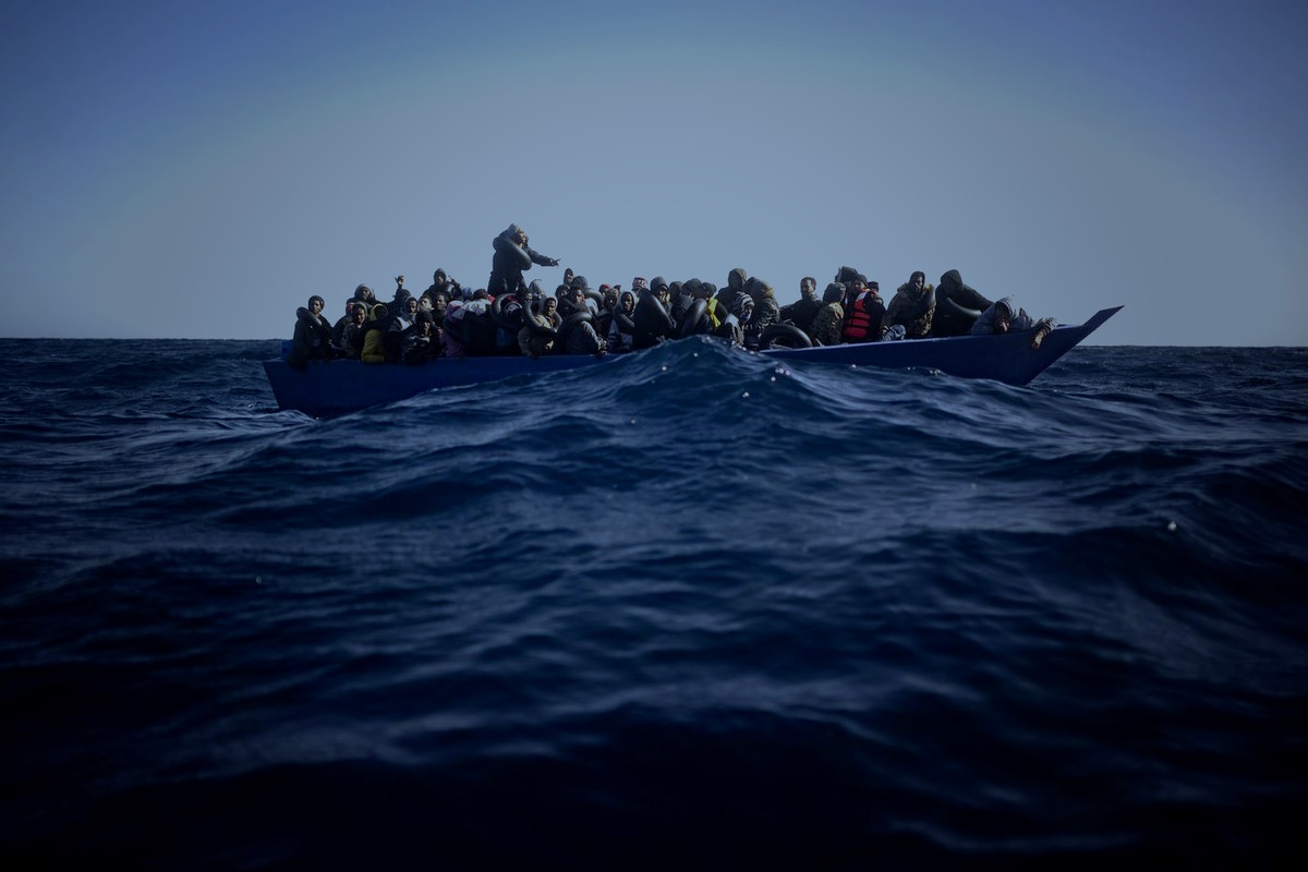 Mentre Giorgia Meloni si diceva soddisfatta di aver ostacolato il soccorso alle navi delle ONG, una madre gettava in mare un neonato morto di freddo e di fame