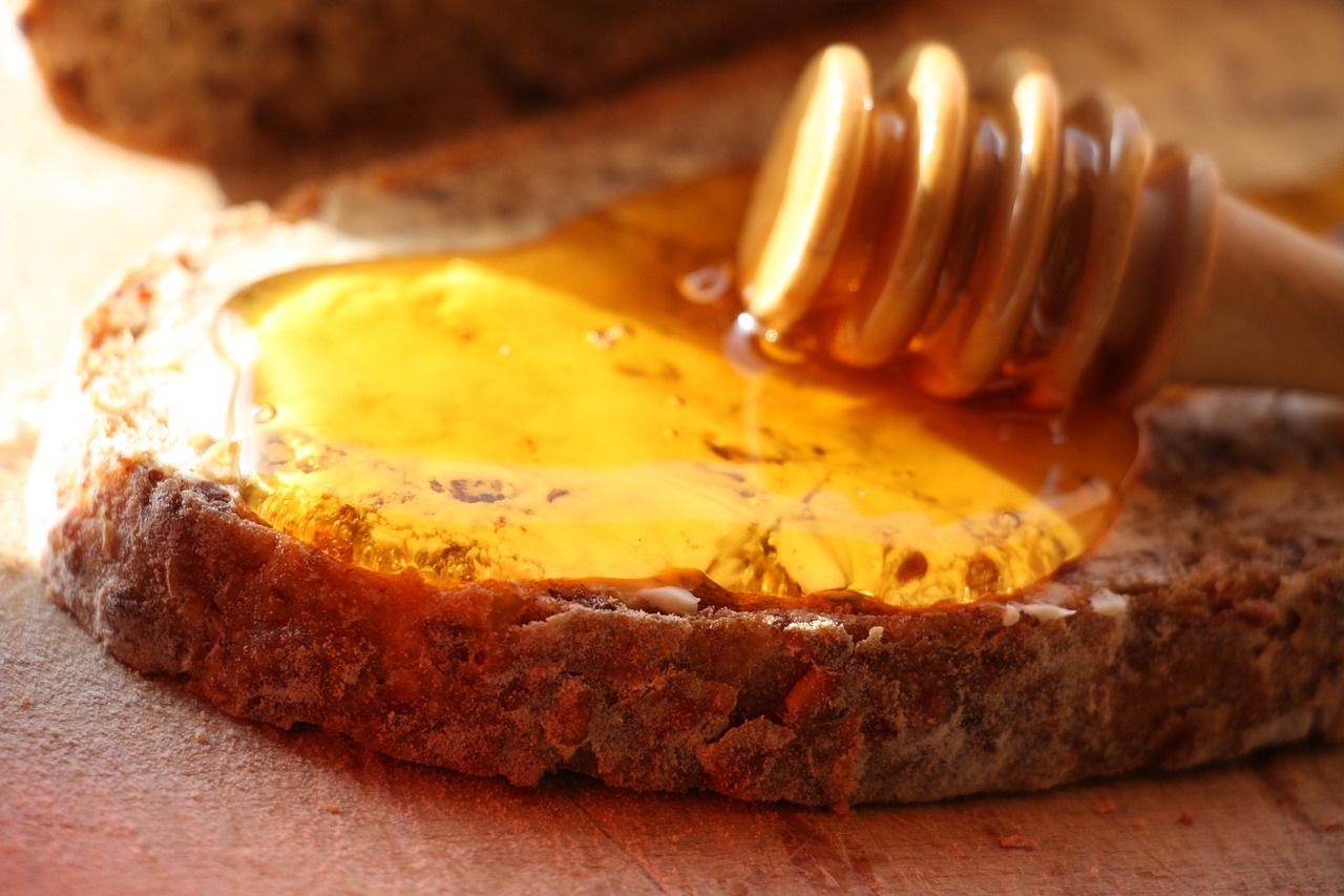 Falso miele “allungato” con zuccheri, additivi o coloranti: la metà di quello importato nell’Ue è adulterato