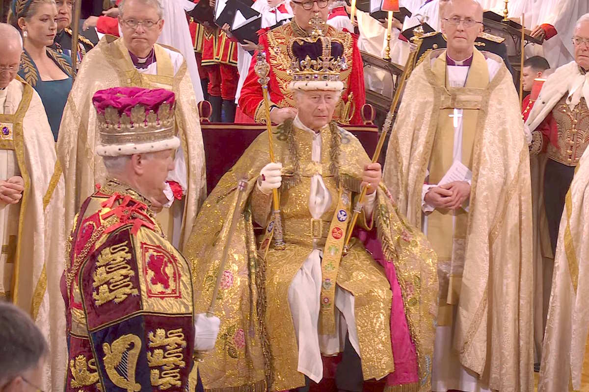 Carlo e Camilla adesso sono il re e la regina del Regno Unito dopo l'anacronistica e ridicola cerimonia che si è tenuta il 6 maggio