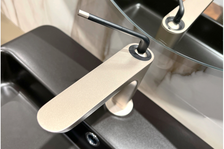 Nuove tendenze per l'arredo bagno: la finitura nickel spazzolato opaco