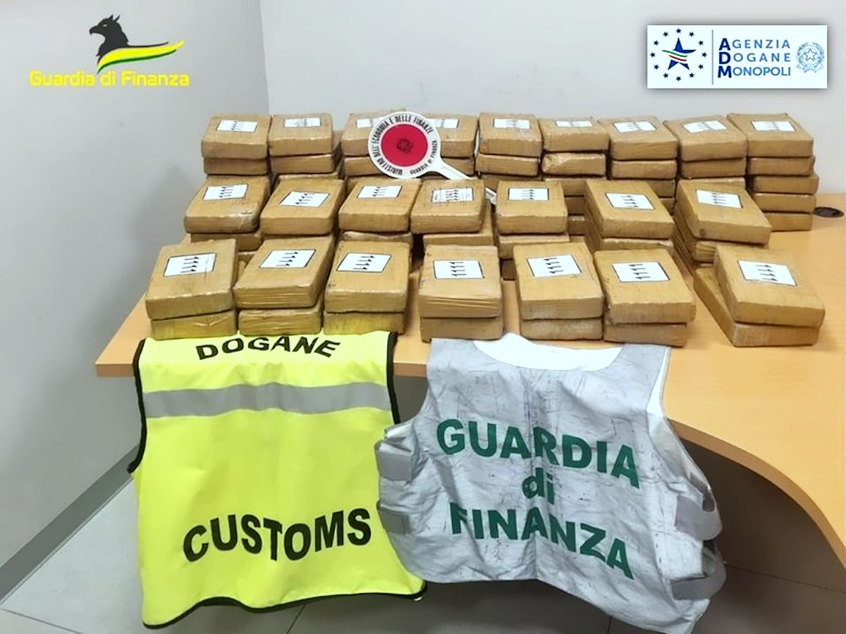 Blitz antidroga nel porto di Vado Ligure: sequestrati 92 kg di cocaina nascosti in un container di banane