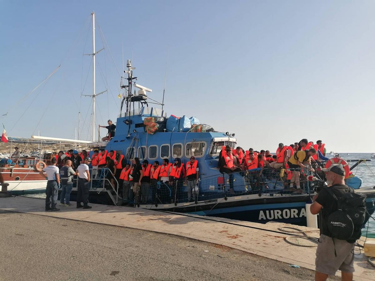 Il governo Meloni sequestra le navi umanitarie e regala motovedette alla Guardia costiera libica