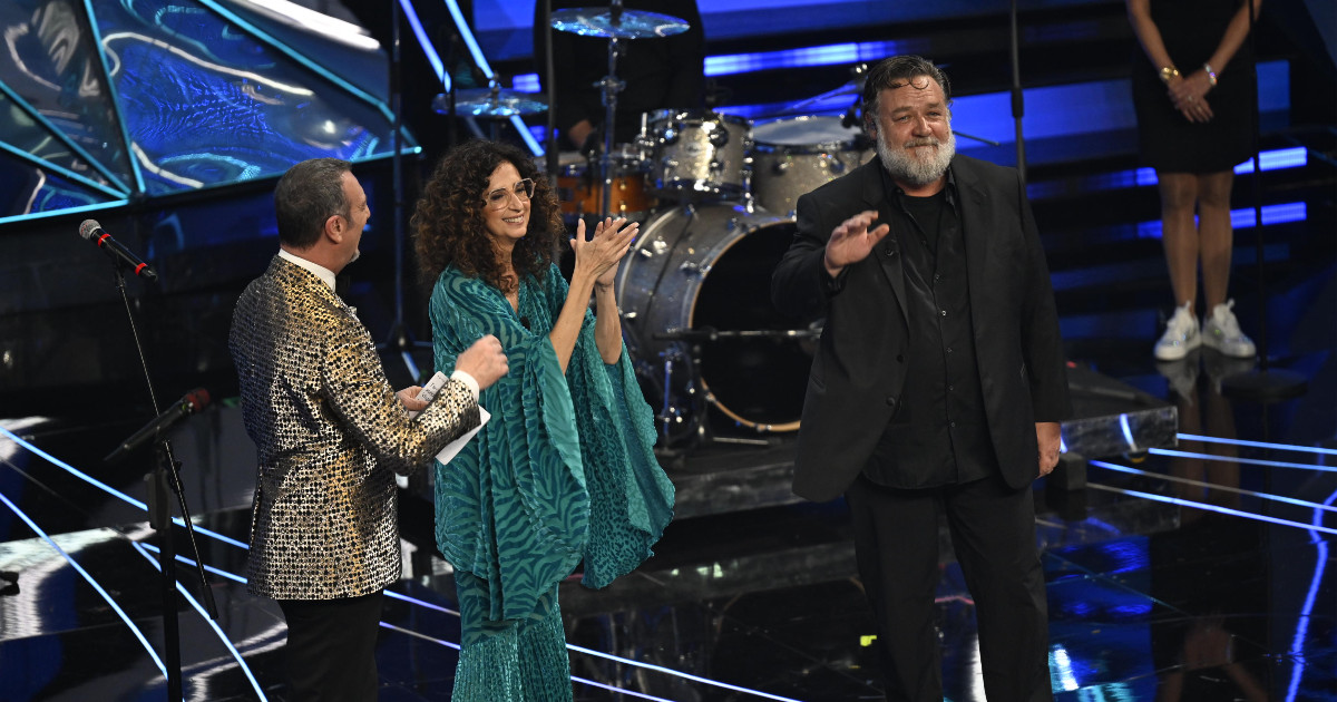 Sanremo 2024: Russell Crowe sfotte John Travolta