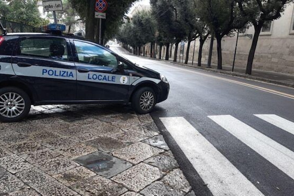 A Lecce, i vigili: Alt. Favorisca patente e libretto...degli assegni!