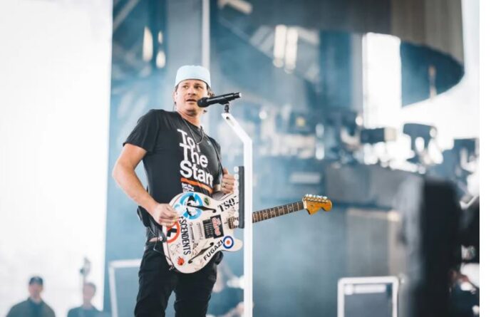 Tom DeLonge dei Blink-182 svela la chitarra Fender “Starcaster” – video
