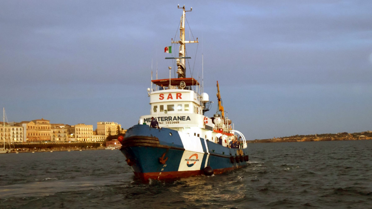 La Guardia costiera libica ha fatto fuoco contro la Mare Jonio durante un'operazione di salvataggio in acque internazionali