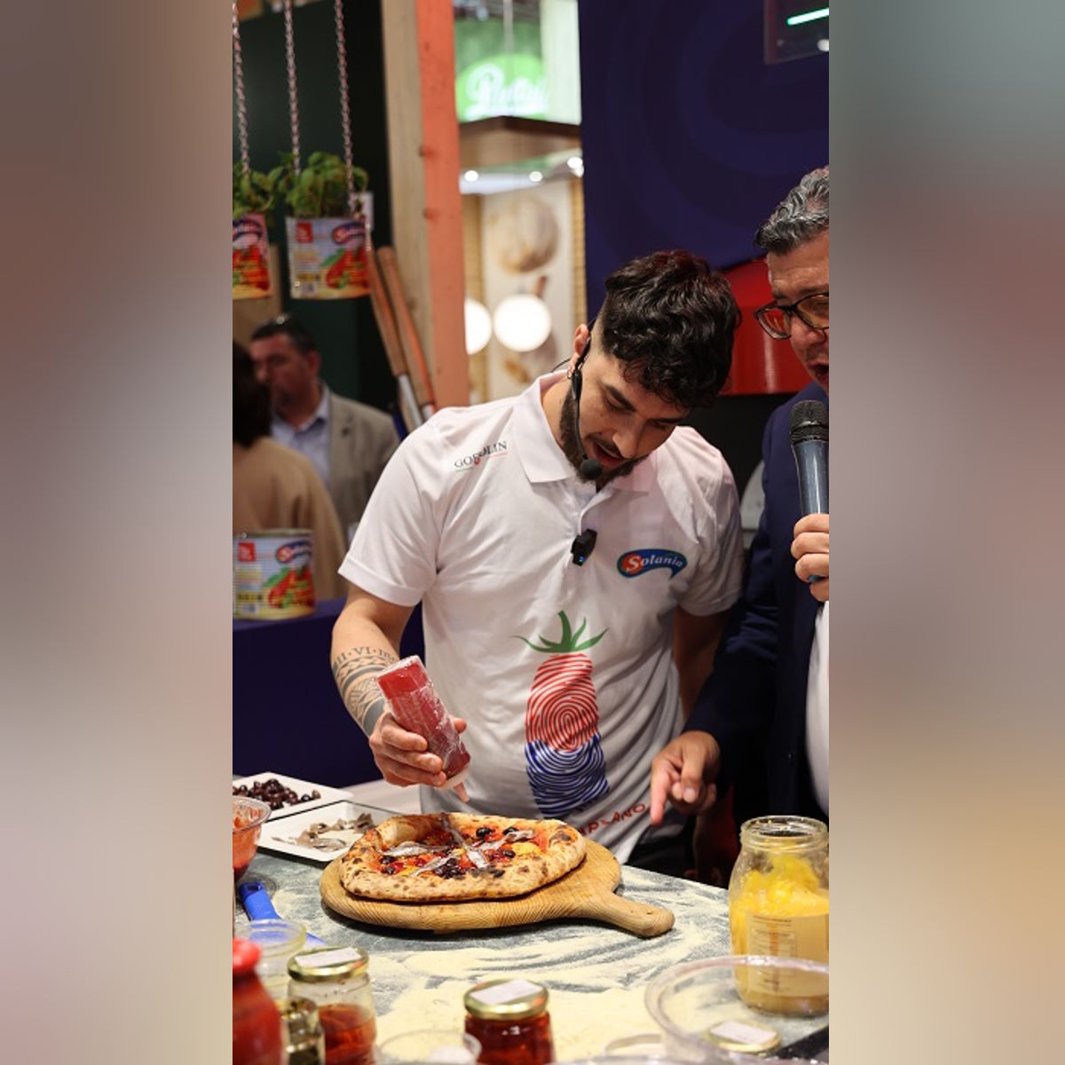 La pizza del Pomodorì veste lo spazio di colori e profumi e quando arriva in tavola si innamora il mondo