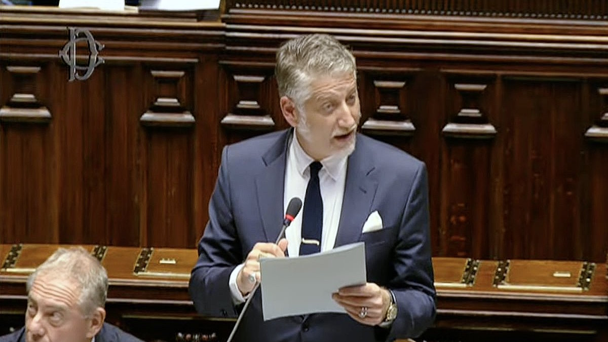 Il neo ministro Giuli fa il suo debutto in Parlamento per difendere (si fa per dire) le nomine in articulo mortis di Gennarino Sangiuliano