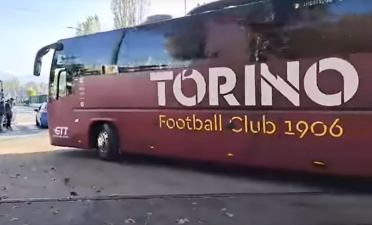 VIDEO - Il Toro arriva allo stadio: i tifosi accolgono la squadra granata!