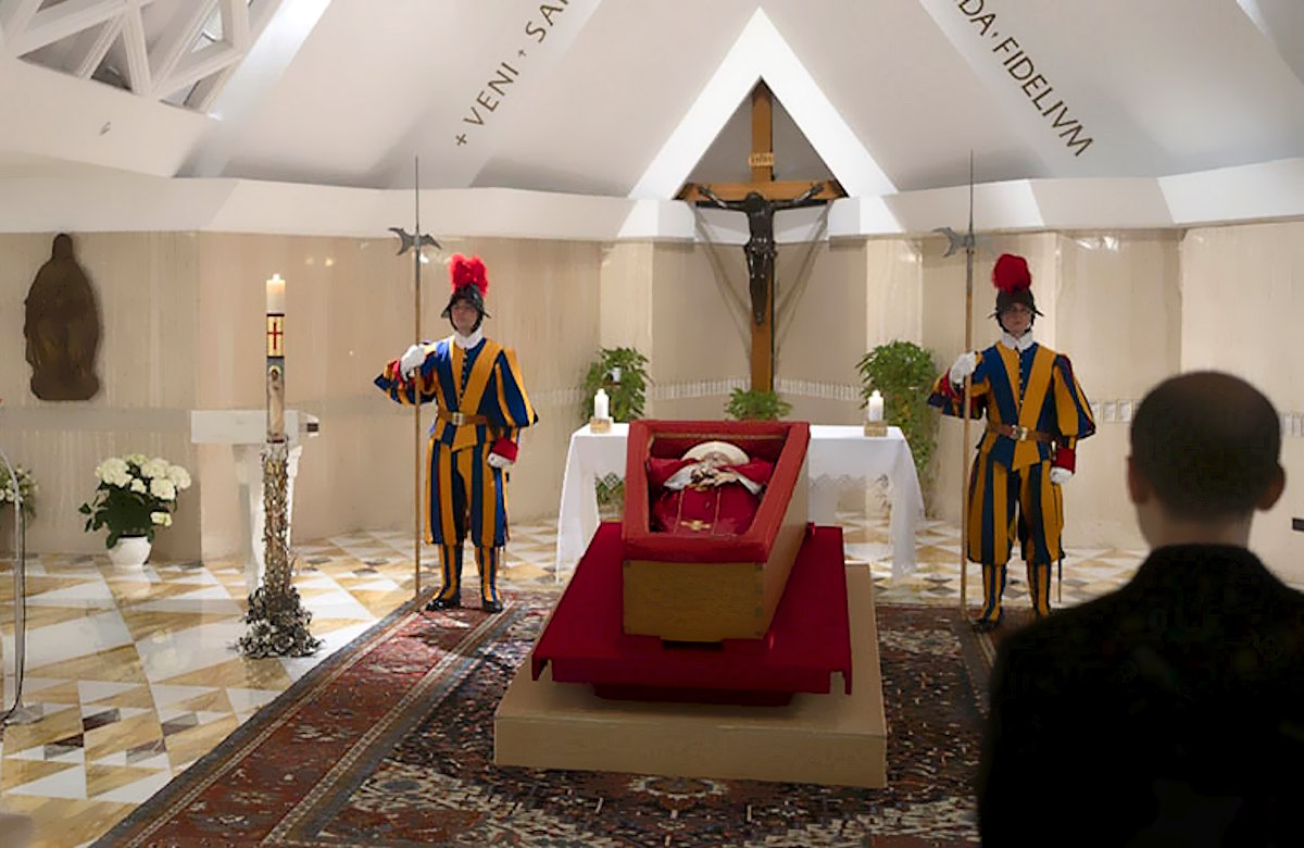 La salma di Papa Francesco esposta da mercoledì 23 in San Pietro. Sabato i funerali cui seguirà la tumulazione nella Basilica di Santa Maria Maggiore