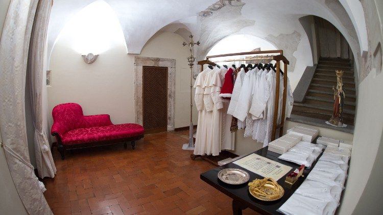 La Costituzione Apostolica Universi Dominici Gregis regola l'elezione papale