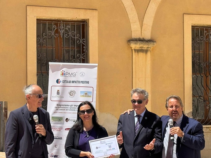 Milazzo (ME) - PMG Italia consegna due mezzi di trasporto per disabili al Comune