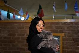Le autorità iraniane hanno esteso il divieto di portare a spasso i cani in pubblico a diverse città del Paese.