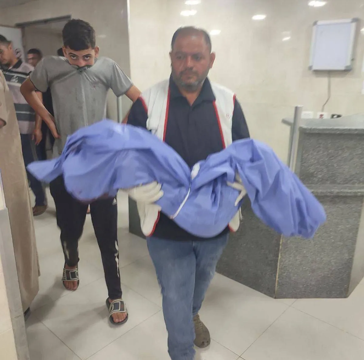 Nuovo crimine a Gaza. In un raid aereo gli israeliani uccidono dieci palestinesi in fila per prendere dell'acqua, sei erano bambini