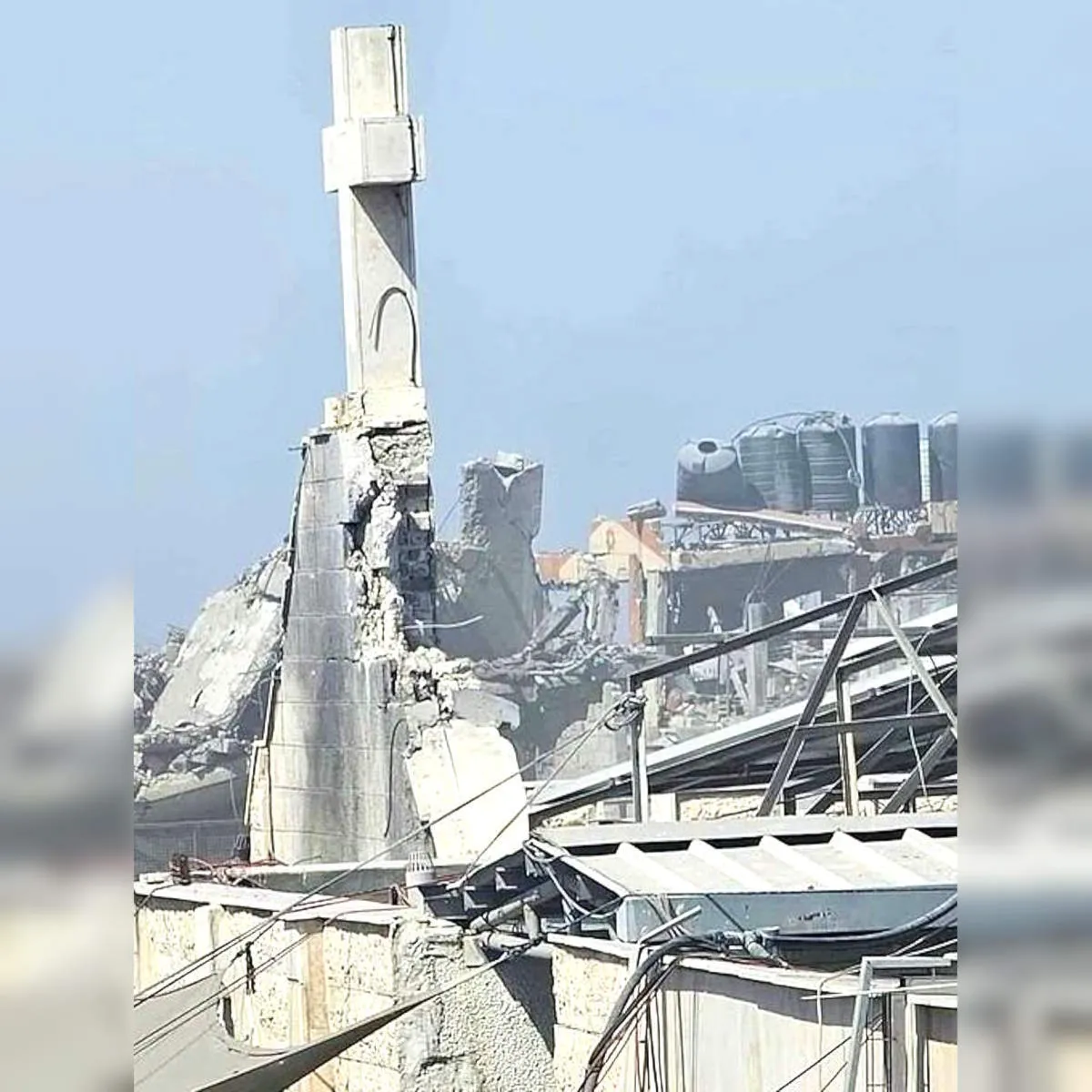 Dopo aver raso al suolo tutte le moschee, le IDF hanno pensato bene di bombardare anche l'unica chiesa cristiana a Gaza