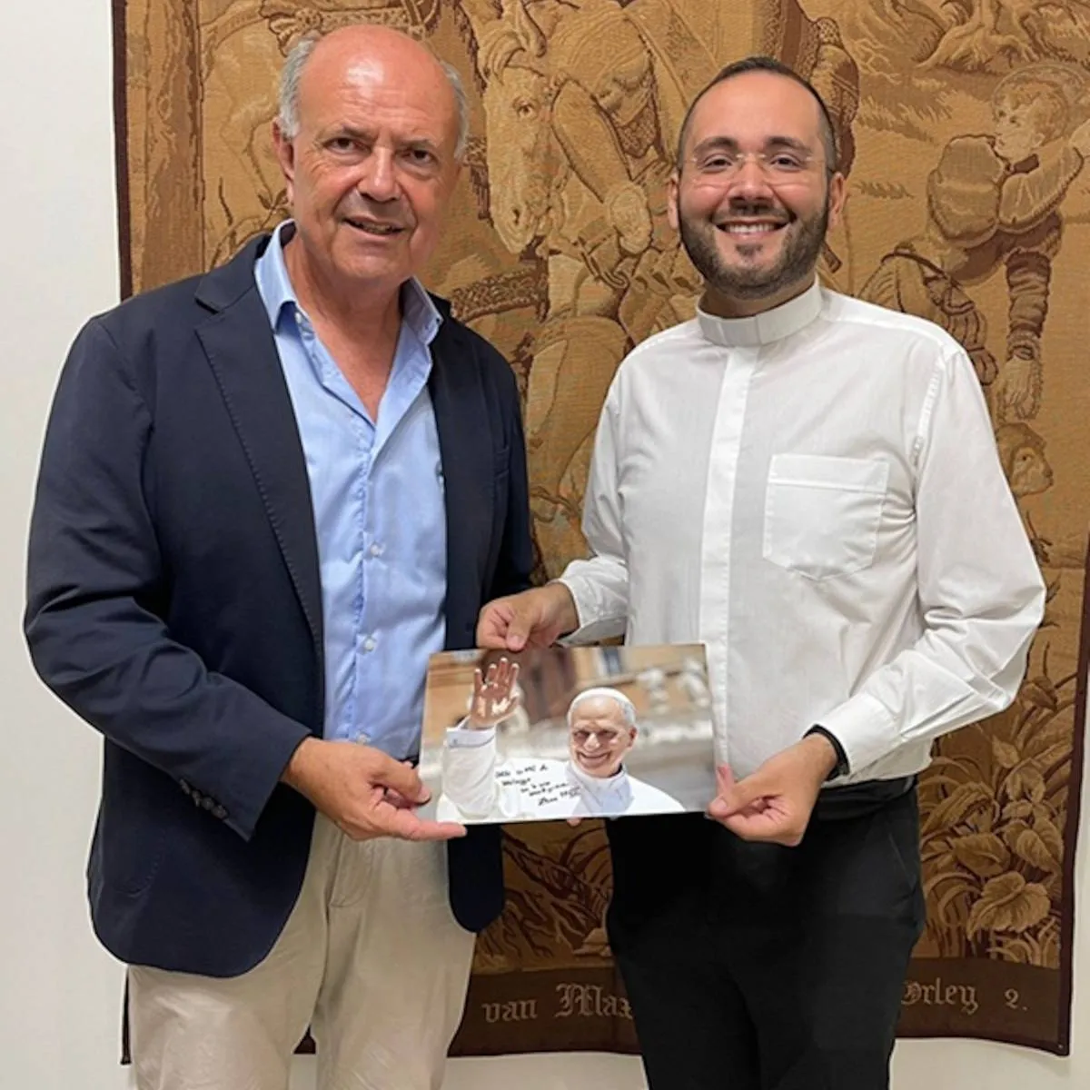 Milazzo (ME) - Don Trio consegna al Sindaco la foto donatagli dal Papa