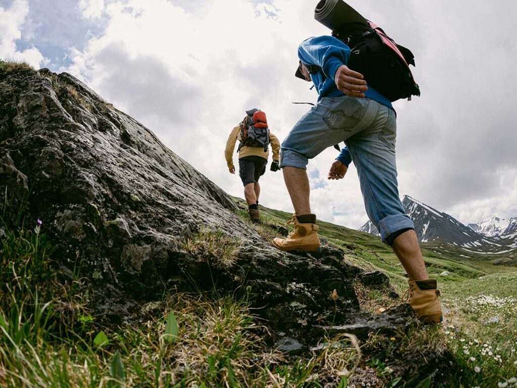 C'è una regola non scritta che ogni escursionista apprende quasi senza rendersene conto: quando ci si incontra sui sentieri di montagna il saluto è d'obbligo e fa bene all'umore salutare