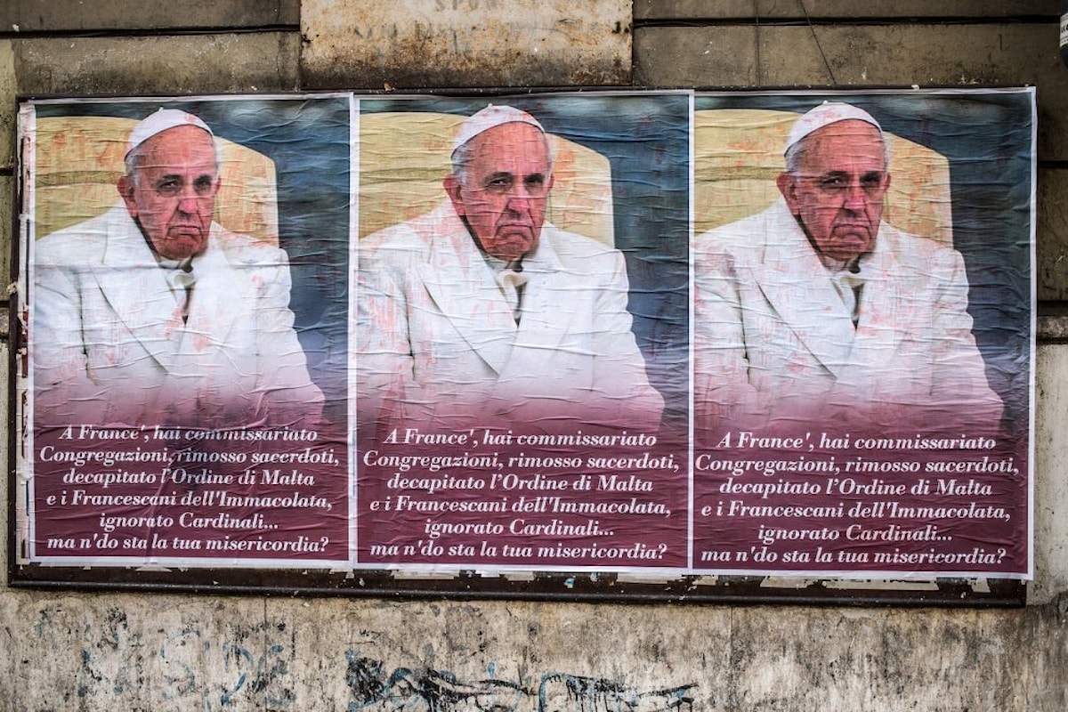 Roma, manifesti contro Francesco I