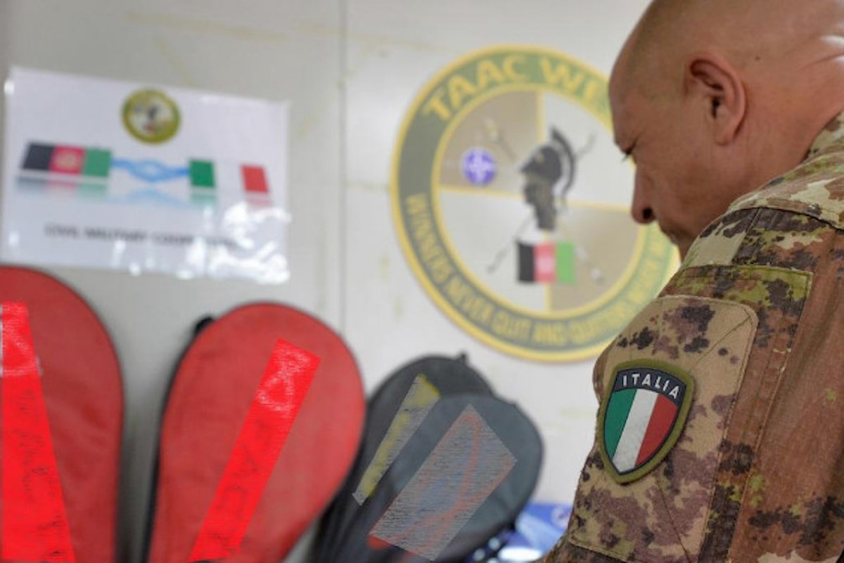 Afghanistan, militari italiani donano abbigliamento e materiale al Dipartimento dello sport di Herat