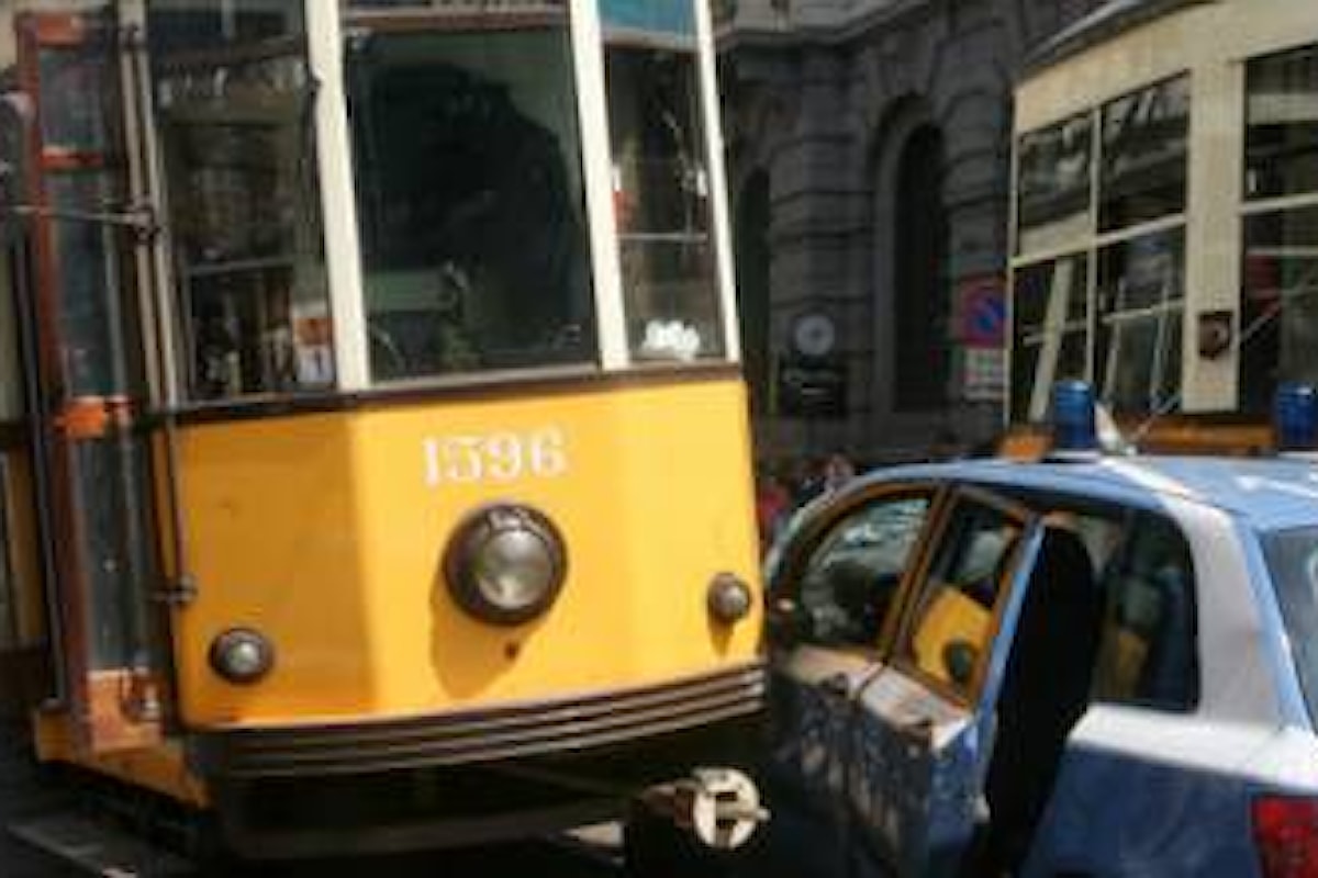 Auto della polizia incastrata fra due tram in piazza della Scala