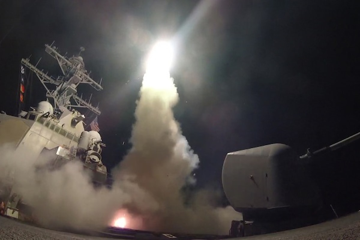 Gli USA distruggono la base aerea in Siria da cui sarebbe partito l'attacco chimico su Khan Sheikhoun