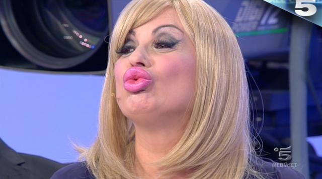 Tina Cipollari si è rifatta le labbra! Ecco la confessione