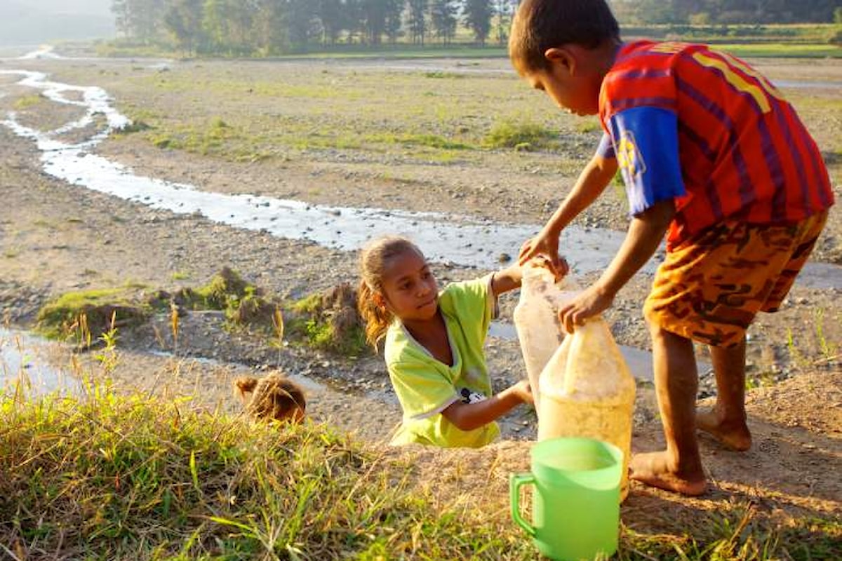 In alcune aree del mondo, donne e bambini spendono 200 milioni di ore per rifornirsi di acqua