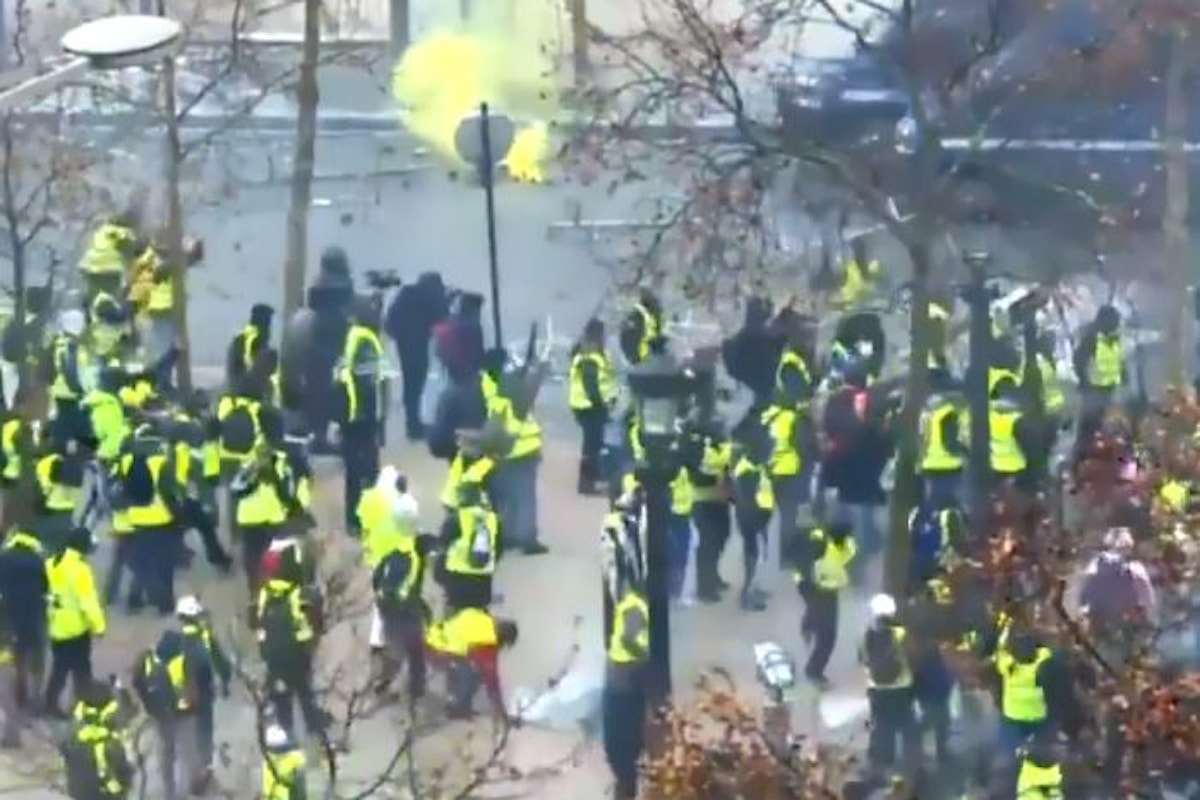 In tutta la Francia terzo sabato di protesta dei gilet gialli che chiedono le dimissioni di Macron