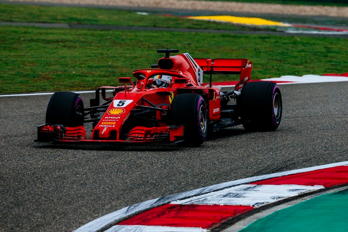Pole record di Vettel e prima fila tutta Ferrari in Cina